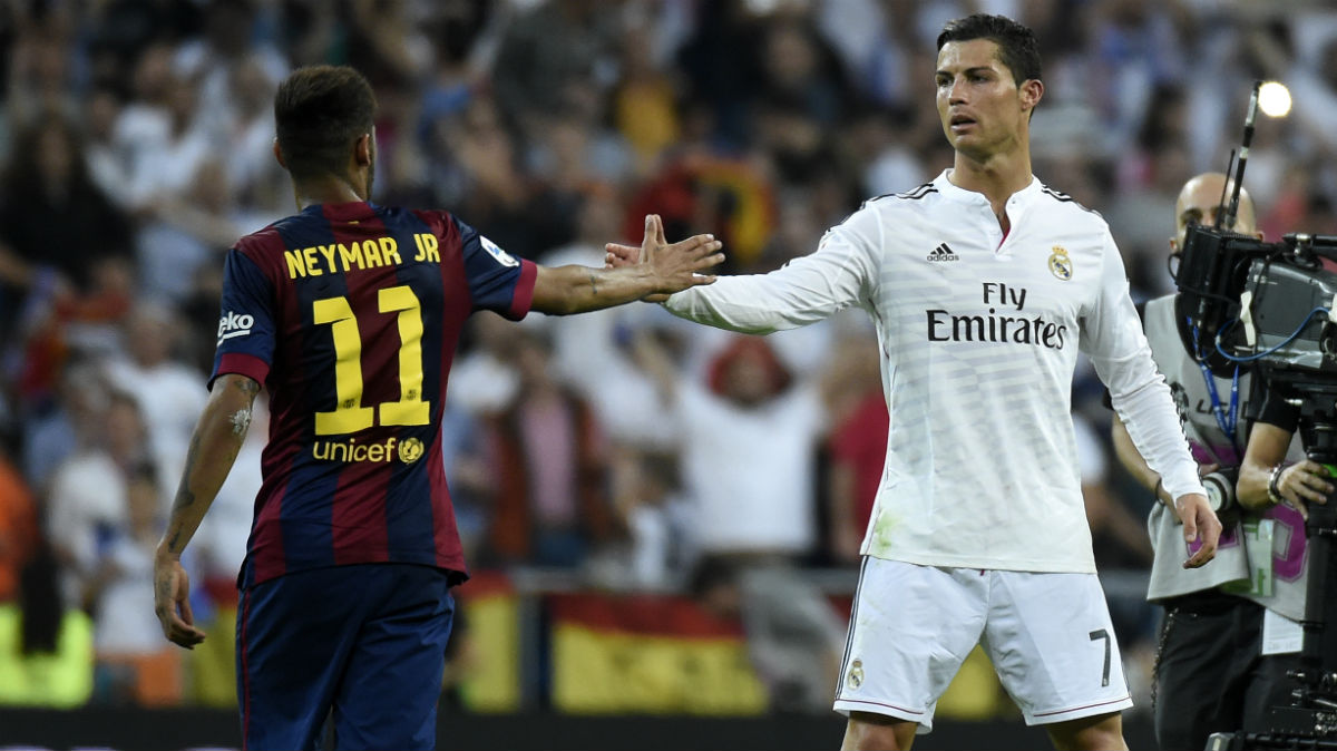 Neymar saluda a Cristiano en un Clásico. (AFP)