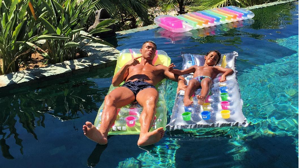 Cristiano y su hijo se relajan en la piscina. (Instagram de Cristiano)