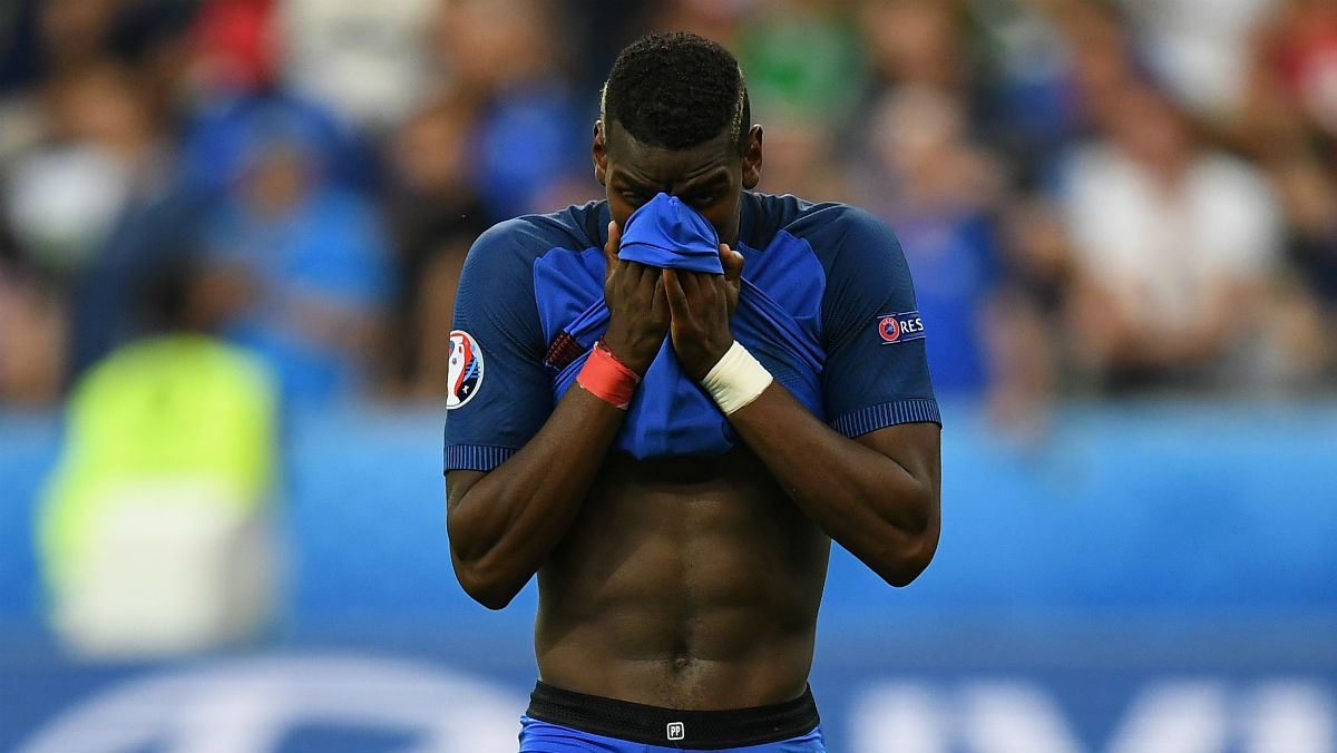 Pogba se lamenta tras la final de la Eurocopa. (Getty)