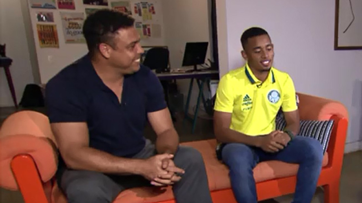 Ronaldo, junto a Gabriel Jesús en el encuentro organizado por TVGlobo.