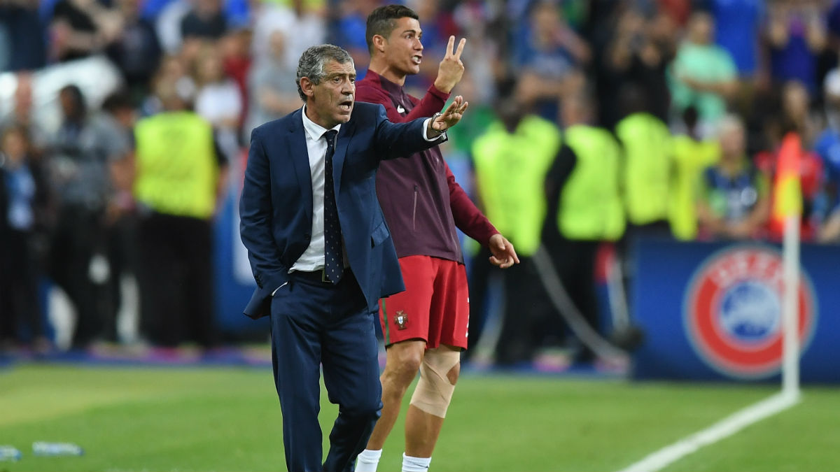 Cristiano y Santos dan instrucciones en la final de la Eurocopa. (Getty)