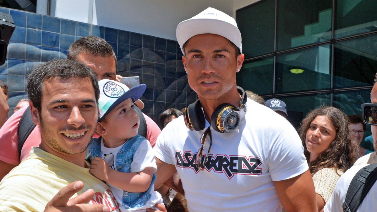Cristiano, a su llegada al aeropuerto de Funchal. (AFP)