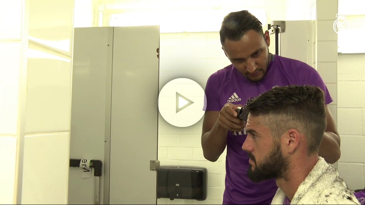 Keylor Navas corta el pelo a Isco.