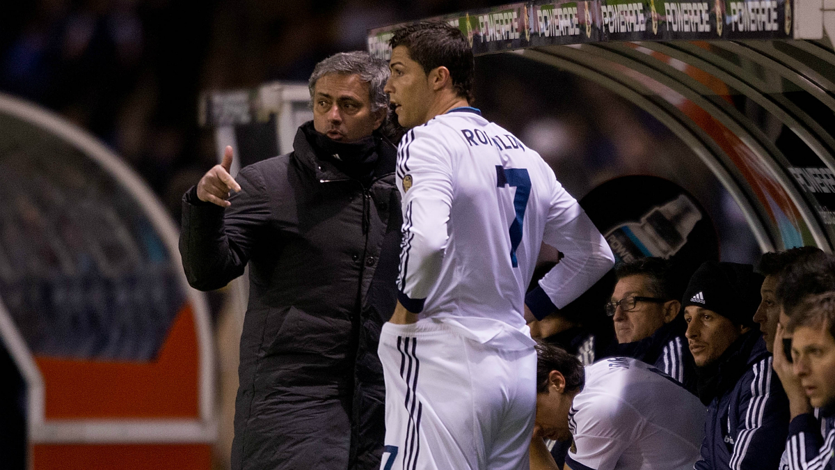 Mourinho da instrucciones a Cristiano Ronaldo en su etapa en el Real Madrid. (Getty)