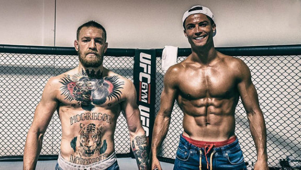 Cristiano Ronaldo posa junto a Conor McGregor.