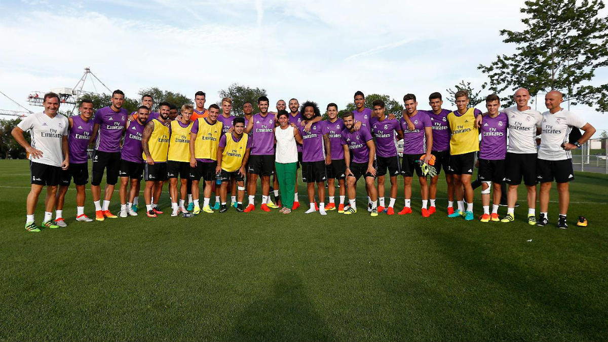 Carla Suárez se fotografió con la plantilla del Real Madrid. (realmadrid.com)