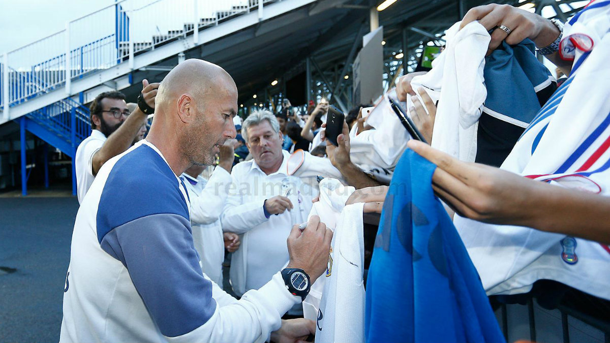 Zidane firmando autógrafos en Montreal. (realmadrid.com)