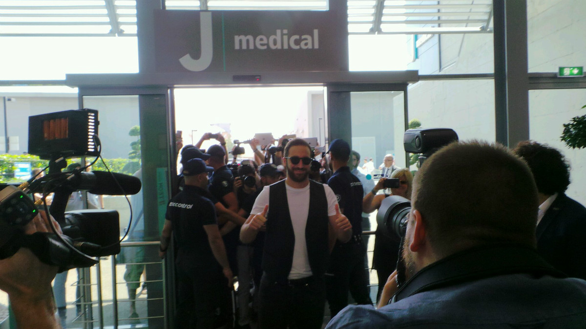 Higuaín, a su llegada a Turín. (juventus)