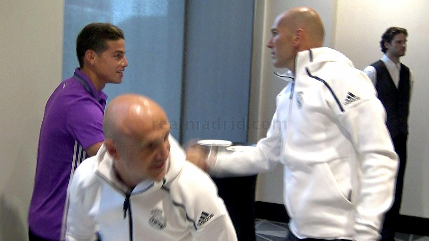 Zidane, saludando a James Rodríguez en el hotel de concentración.