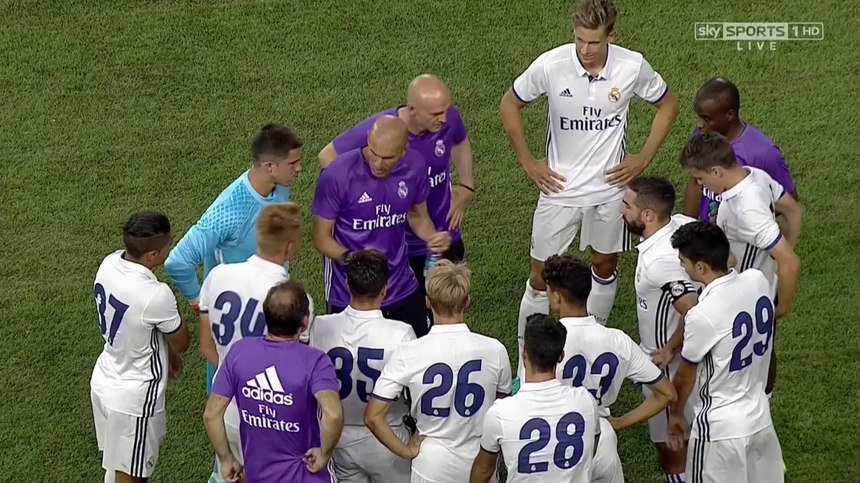 Zidane da la charla a sus pupilos antes del inicio de la segunda parte.