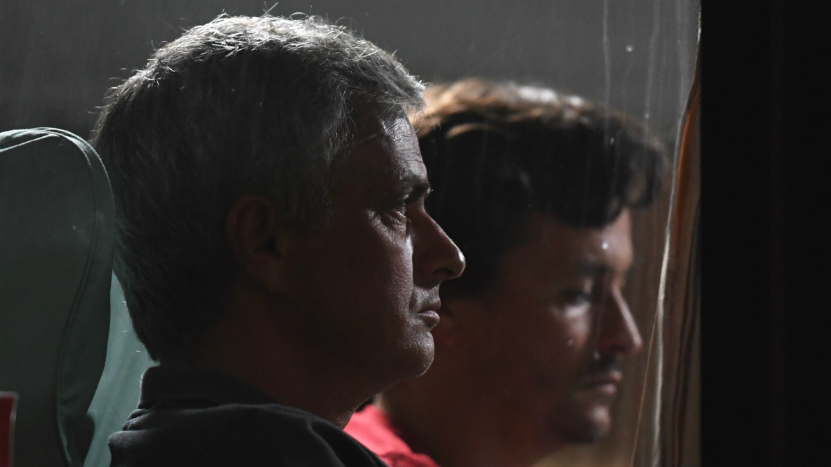 Mourinho, junto a Rui Faria en el autobús del United. (AFP)