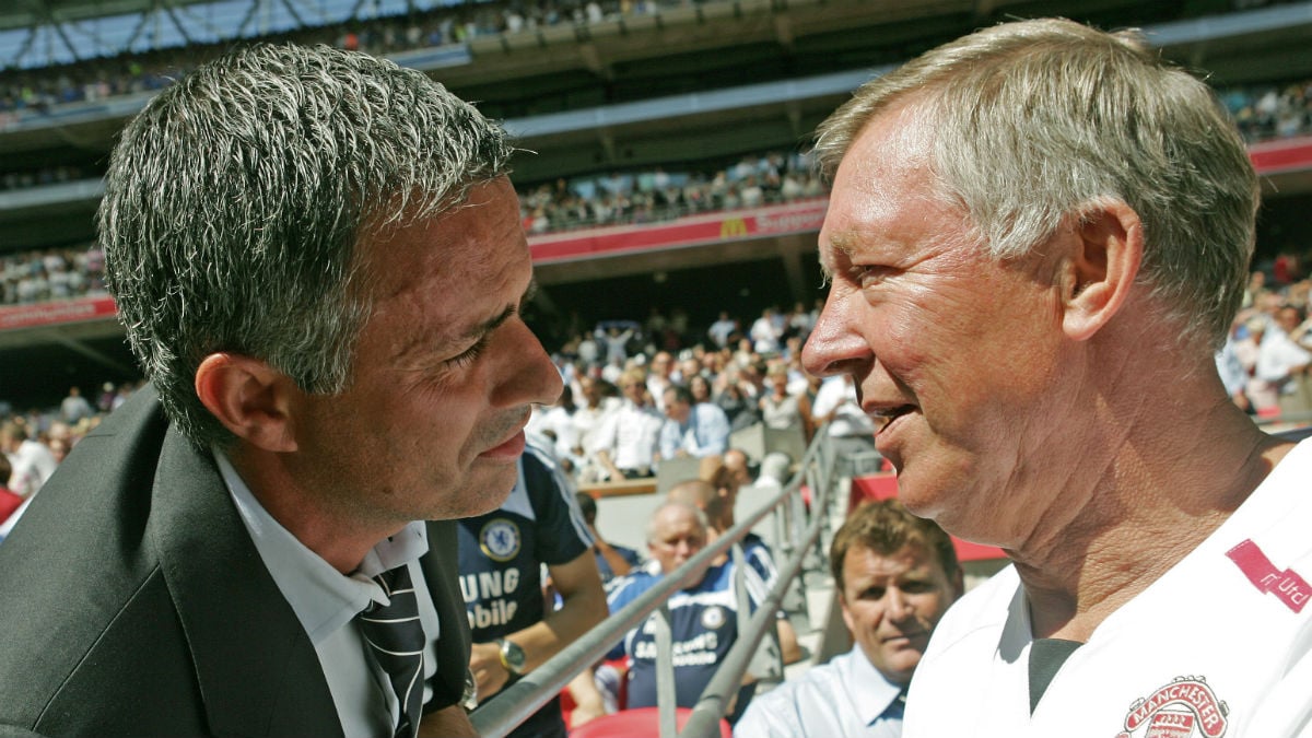 Mourinho y Ferguson se saludan en un partido de la Premier. (AFP)