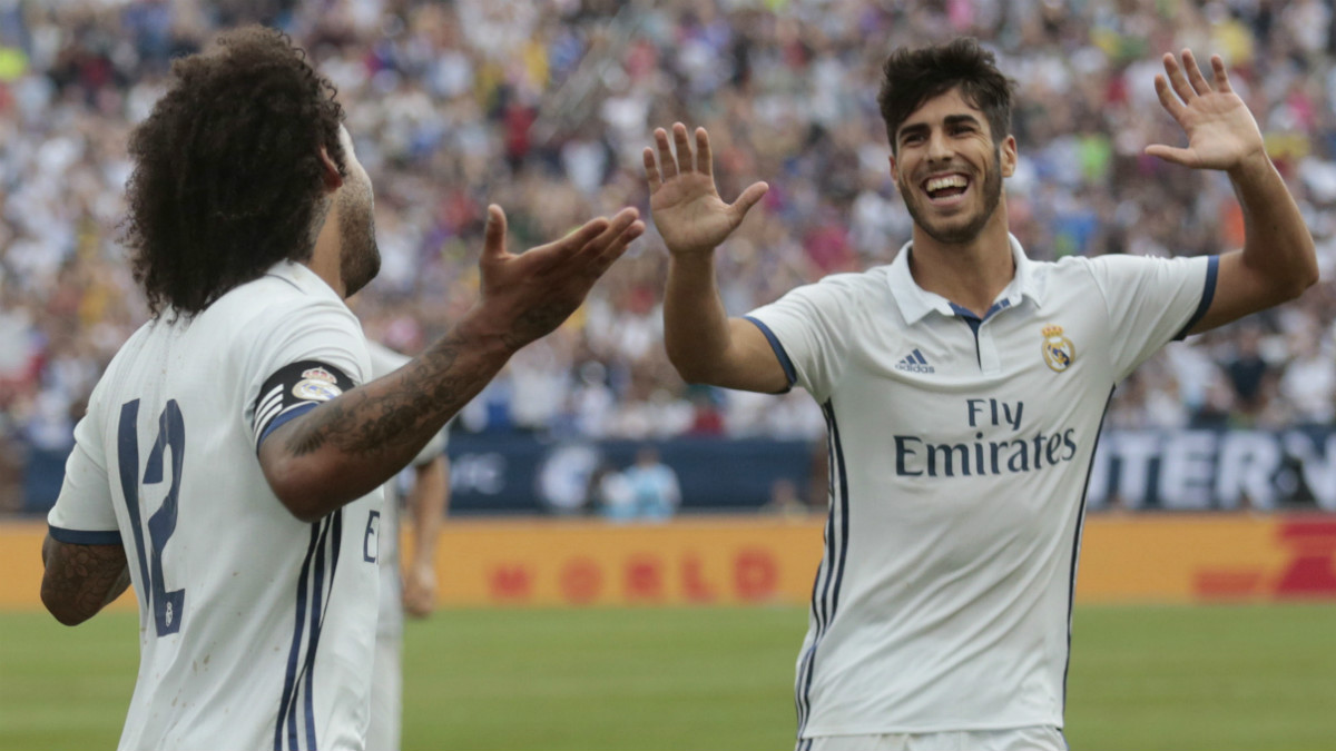 Marcelo y Asensio celebran uno de los goles del Madrid. (AFP)