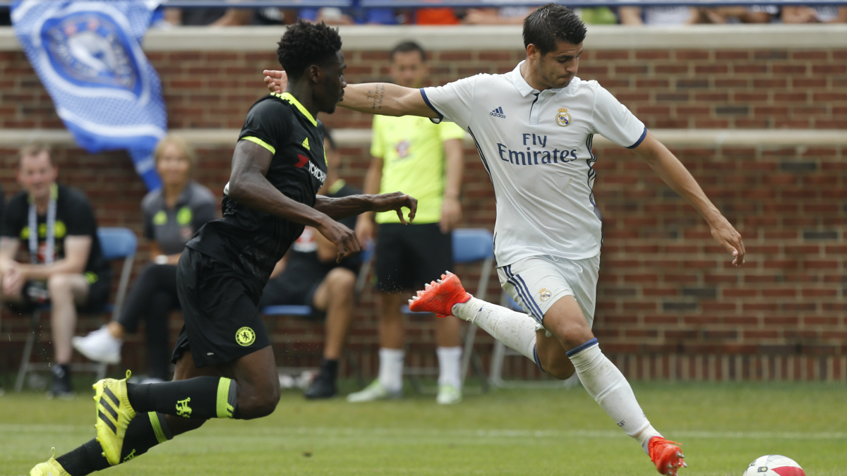 Morata dispara frente a la mirada de un defensor. (AFP)