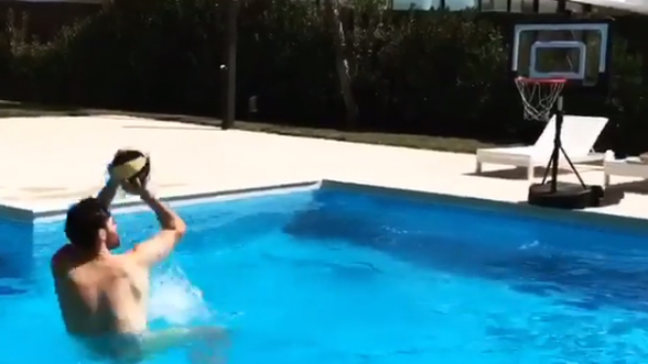 Rudy Fernández, practicando en su piscina.