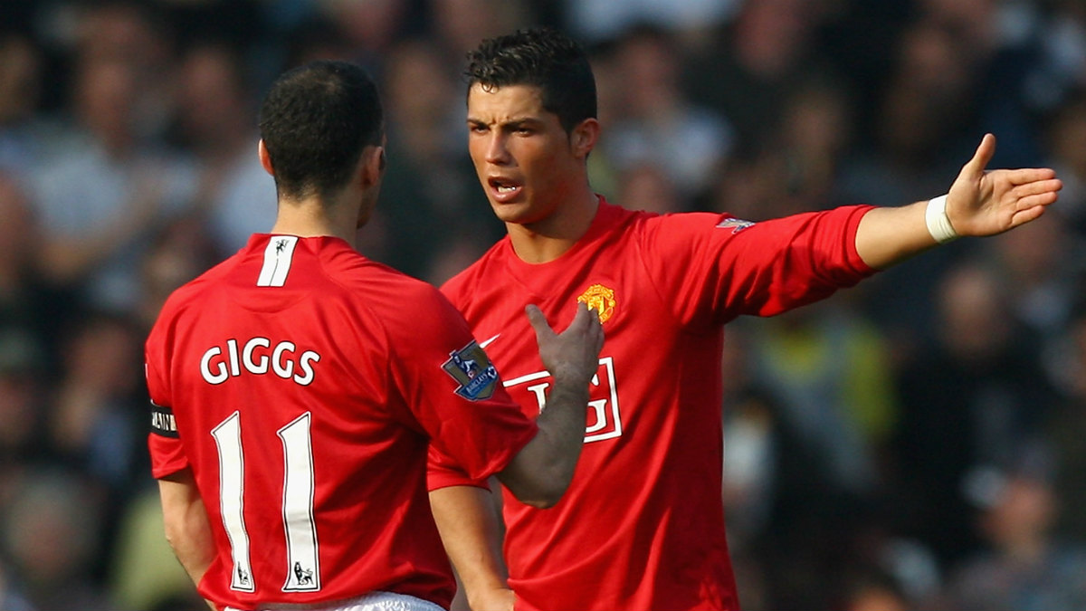 Giggs y Cristiano Ronaldo discuten en su etapa en el United. (Getty)
