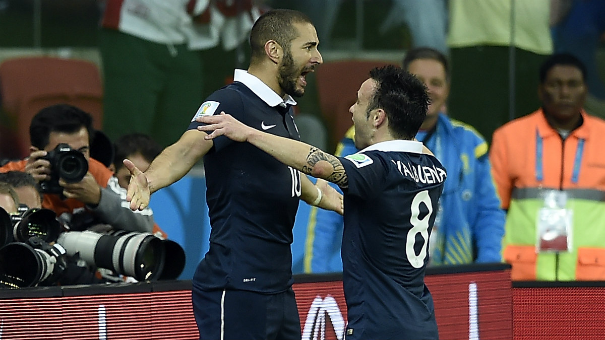 Benzema celebra con Valbuena un gol con la selección. (AFP)