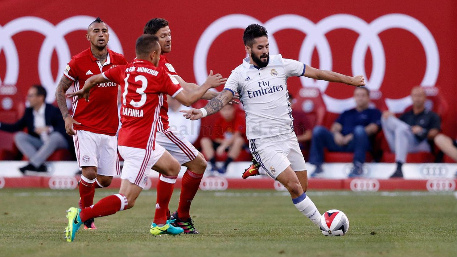 Isco conduce el balón ante Thiago y Xabi Alonso. (realmadrid.com)