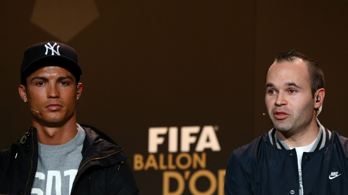 Iniesta, junto a Cristiano Ronaldo en una gala del Balón de Oro. (Getty)