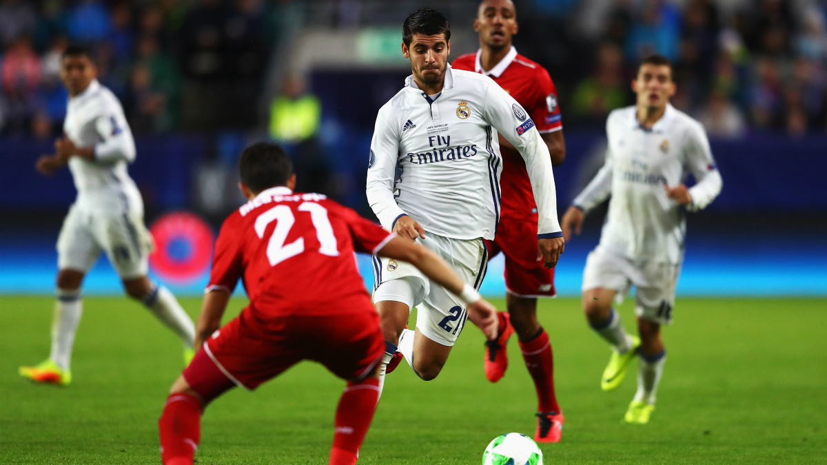 Morata pugna por un balón durante el Madrid-Sevilla. (Getty)
