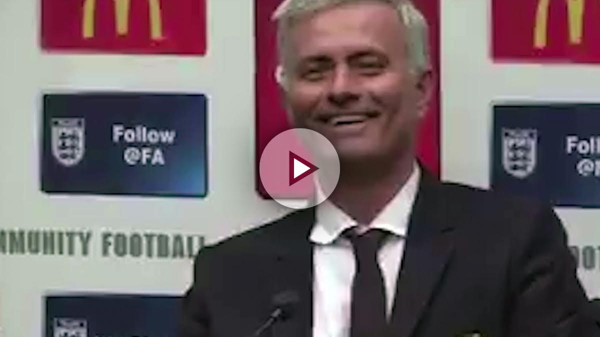 José Mourinho se ríe tras ver al periodista dormido.