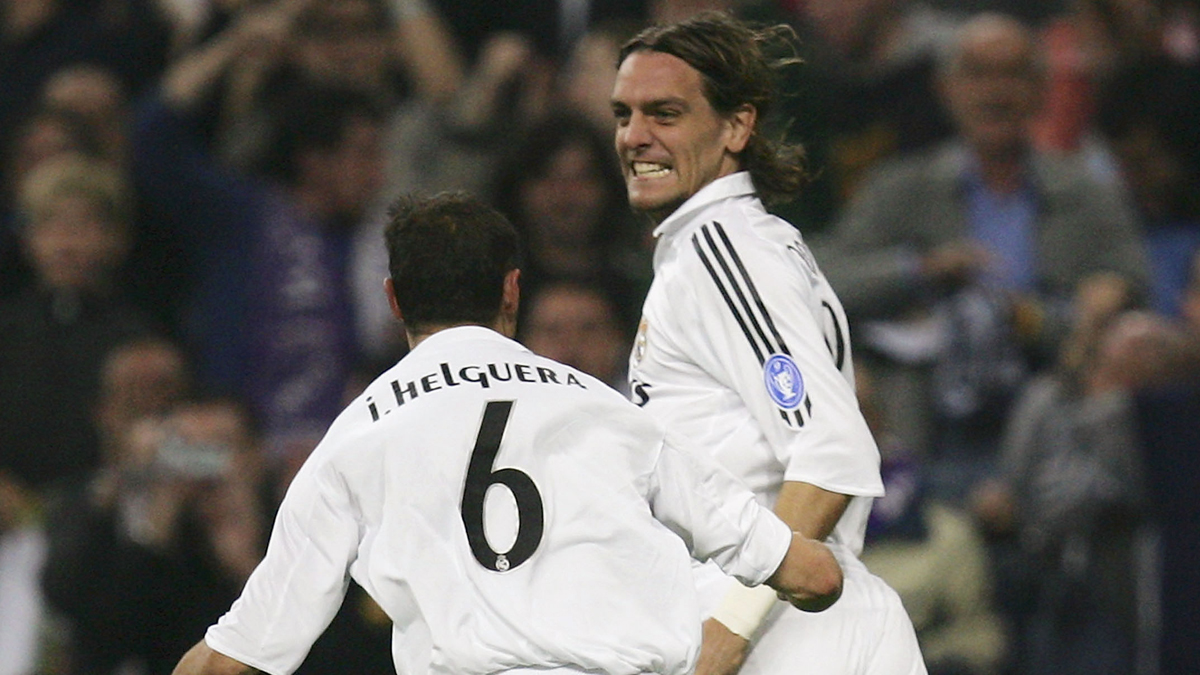 Woodgate, celebrando un gol con Helguera en su etapa como jugador del Real Madrid.