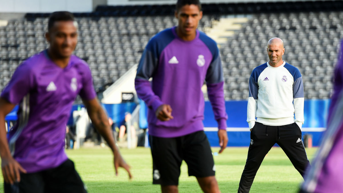 Zidane observa a Varane y Danilo en un entrenamiento. (AFP)