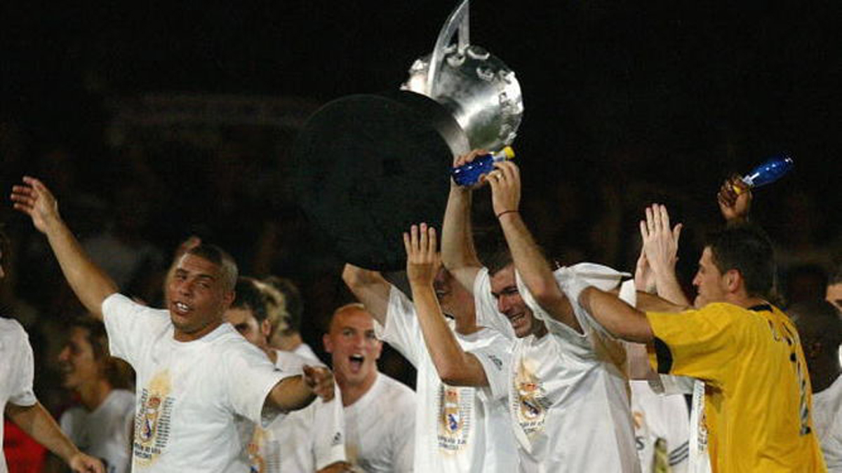 Zidane, celebrando su único título de Liga con el Real Madrid.