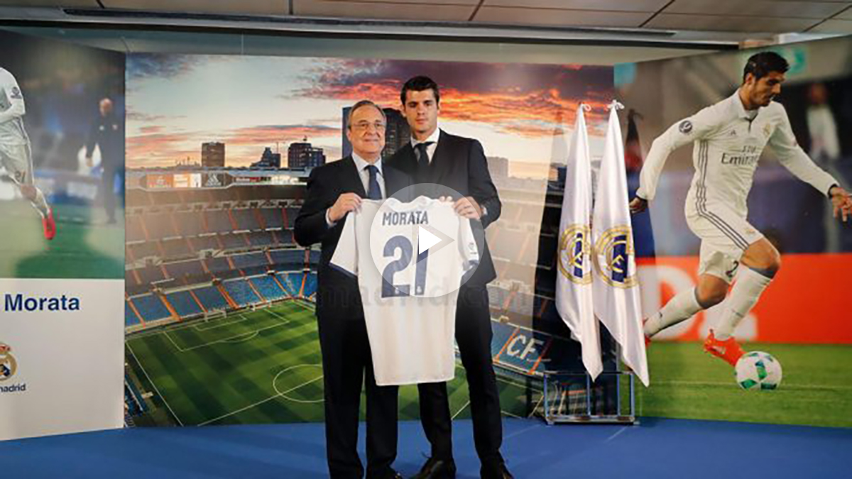 Morata posa junto al presidente Florentino Pérez en su presentación. (realmadrid.com)