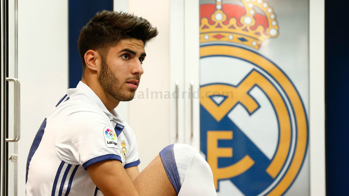 Marco Asensio se prepara para saltar al césped en su presentación. (realmadrid.com)