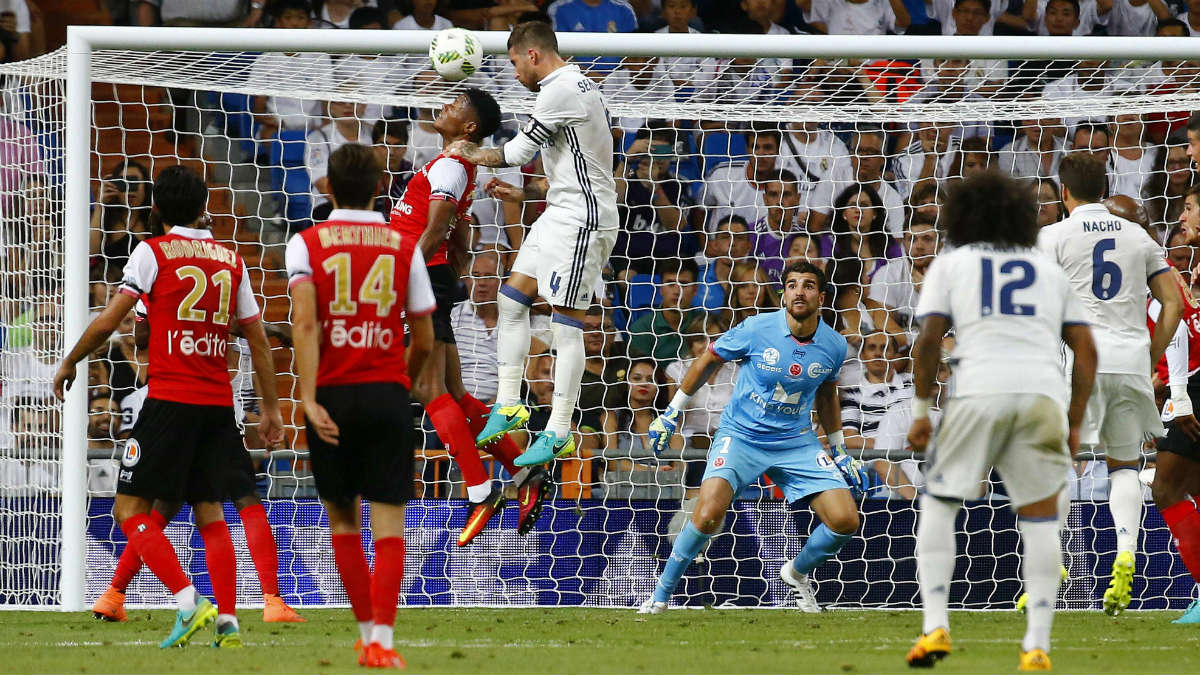 Sergio Ramos cabecea el 2-1 para el Real Madrid. (EFE)