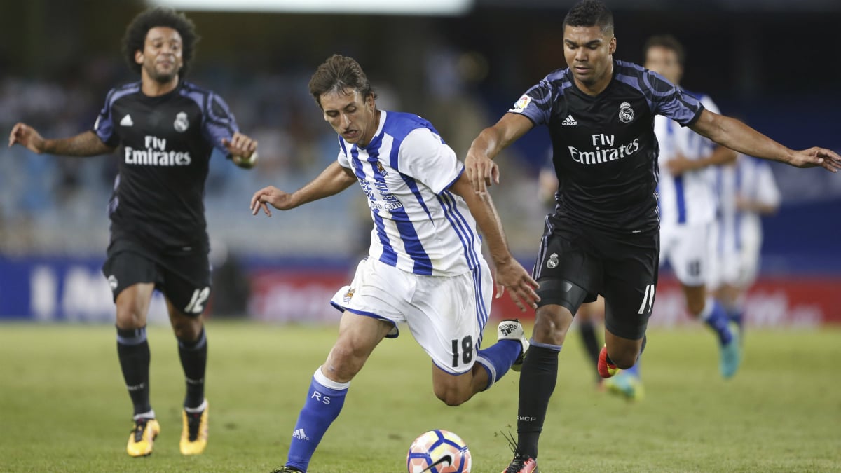 Casemiro lucha con Oyarzabal por un balón. (EFE)