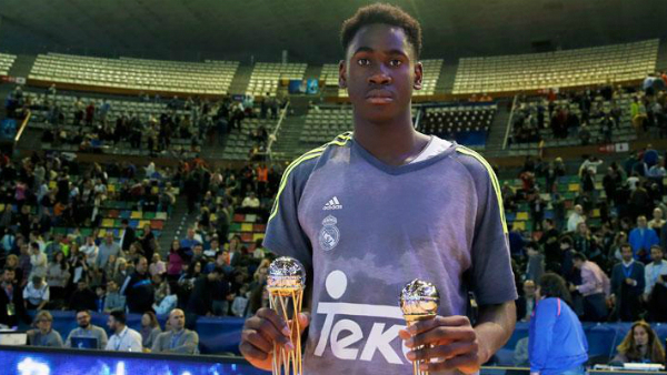 Usman Garuba posa con los premios logrados en la Minicopa Endesa. (realmadrid.com)