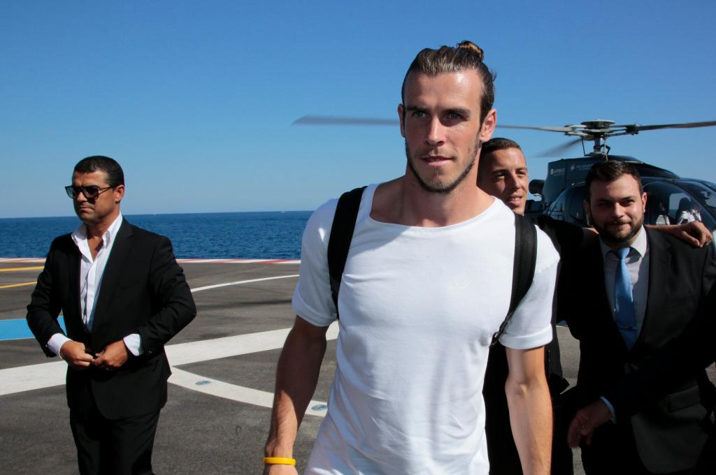 Gareth Bale tras aterrizar en un helicóptero.