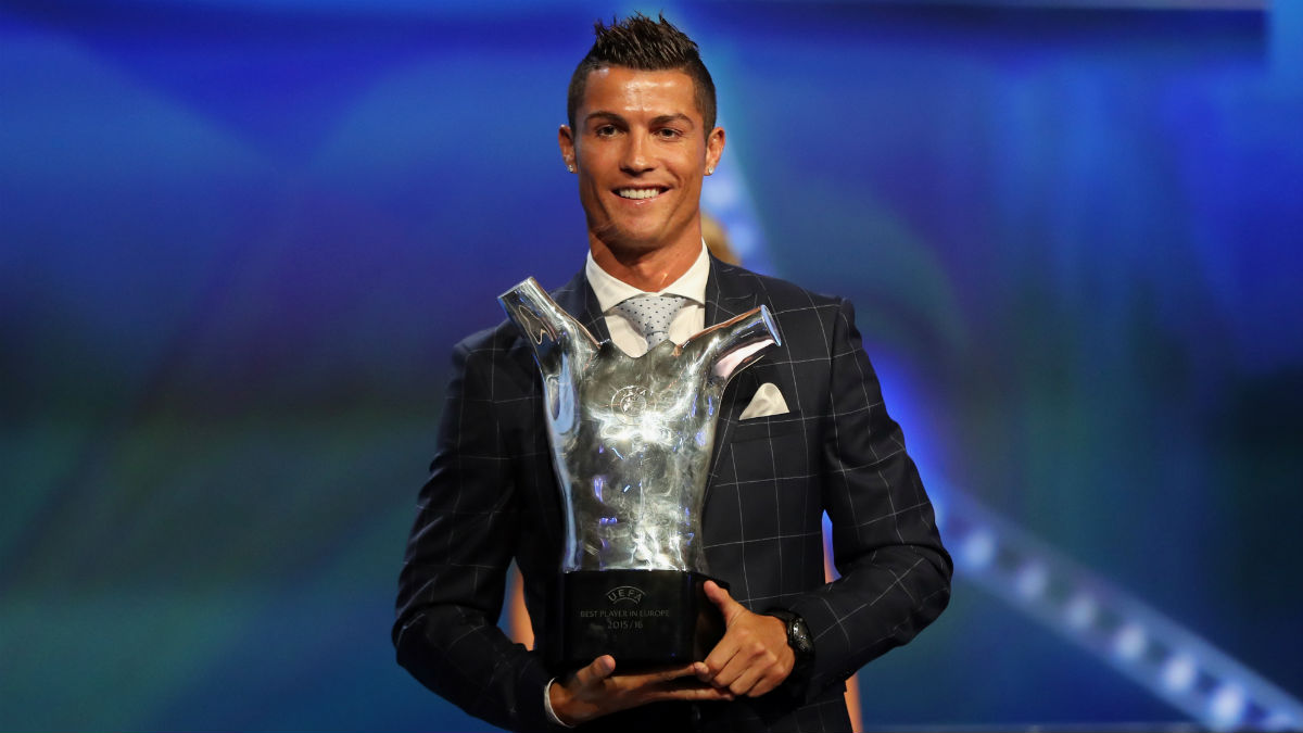 Cristiano Ronaldo posa con el galardón que le acredita como Mejor Jugador de la UEFA. (AFP)