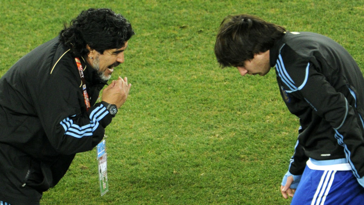 Maradona da indicaciones a Messi durante su etapa como seleccionador de argentina. (AFP)