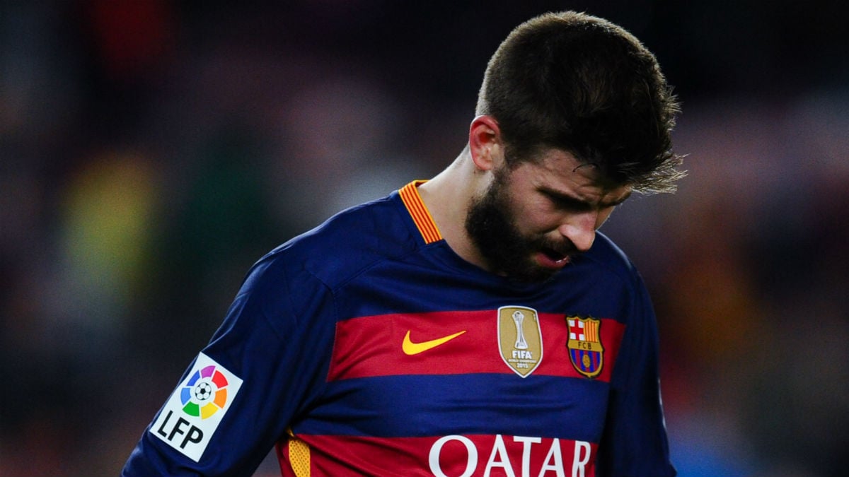 Piqué se lamenta en un partido con el Barcelona. (Getty)