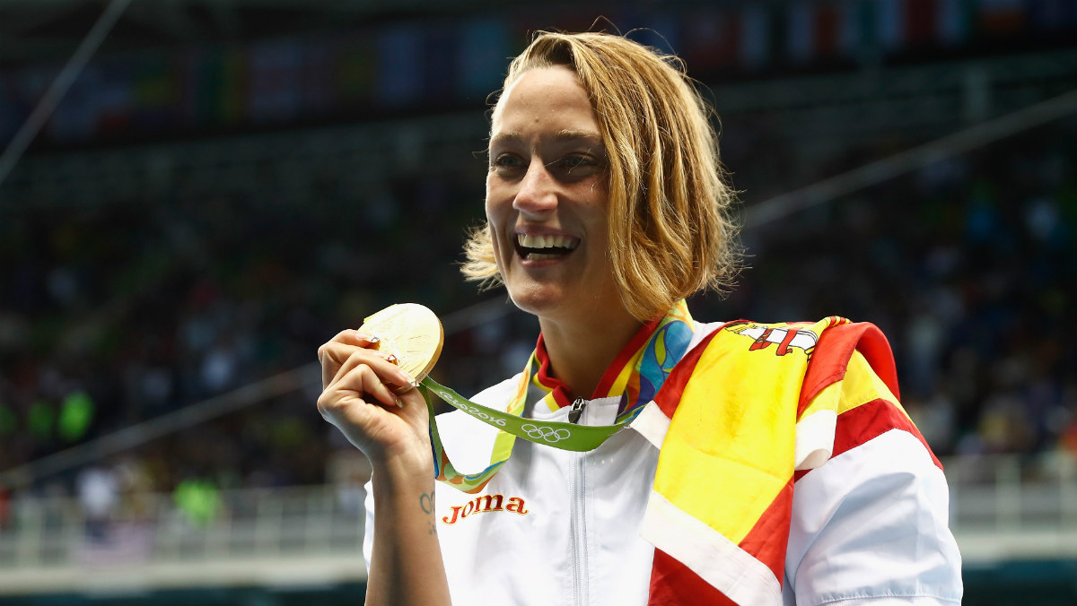 Mireia Belmonte posando con una de sus medallas.