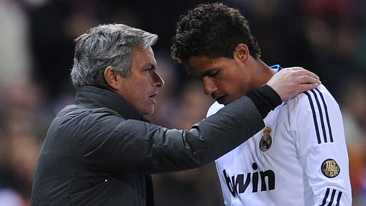 Mourinho, dándole órdenes a Varane en un encuentro.