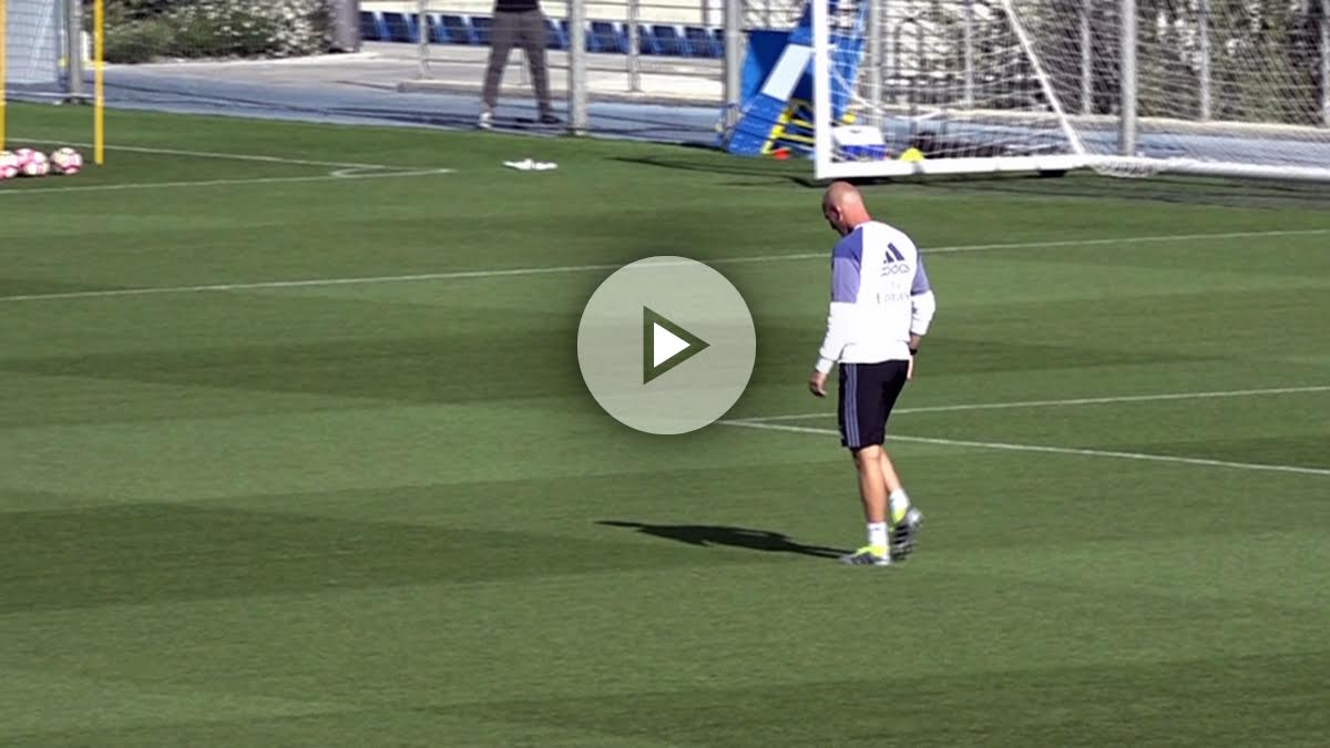 Zidane, muy pensativo durante el entrenamiento.