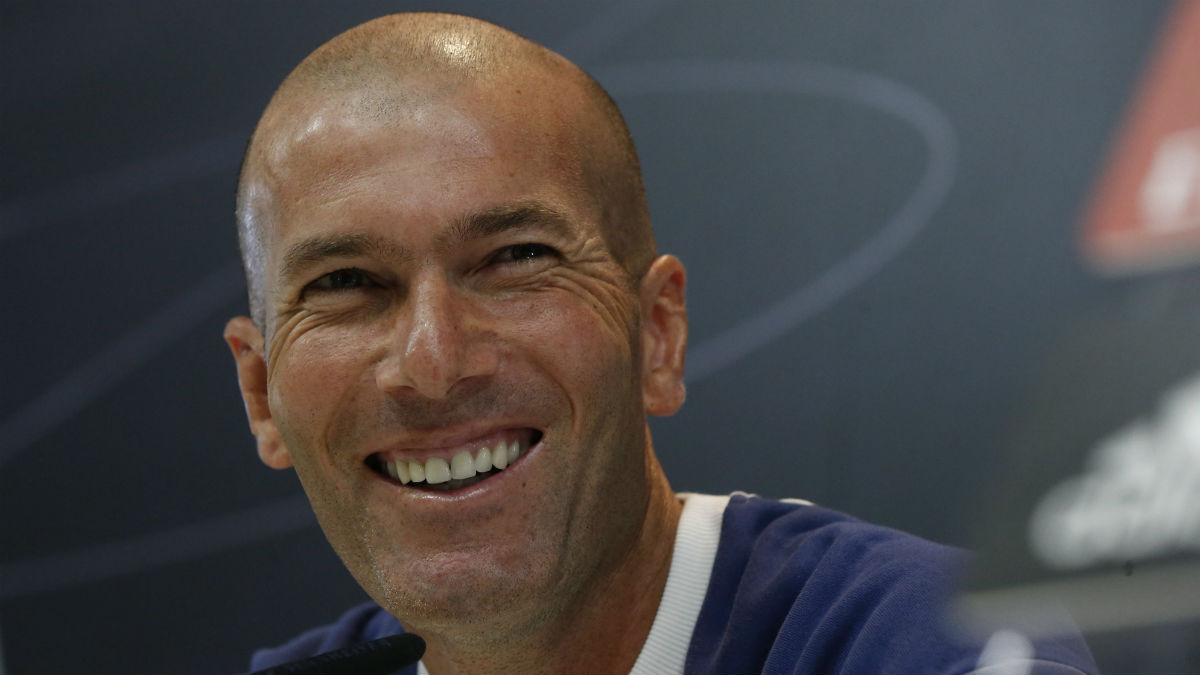 Zidane sonríe en rueda de prensa. (EFE)