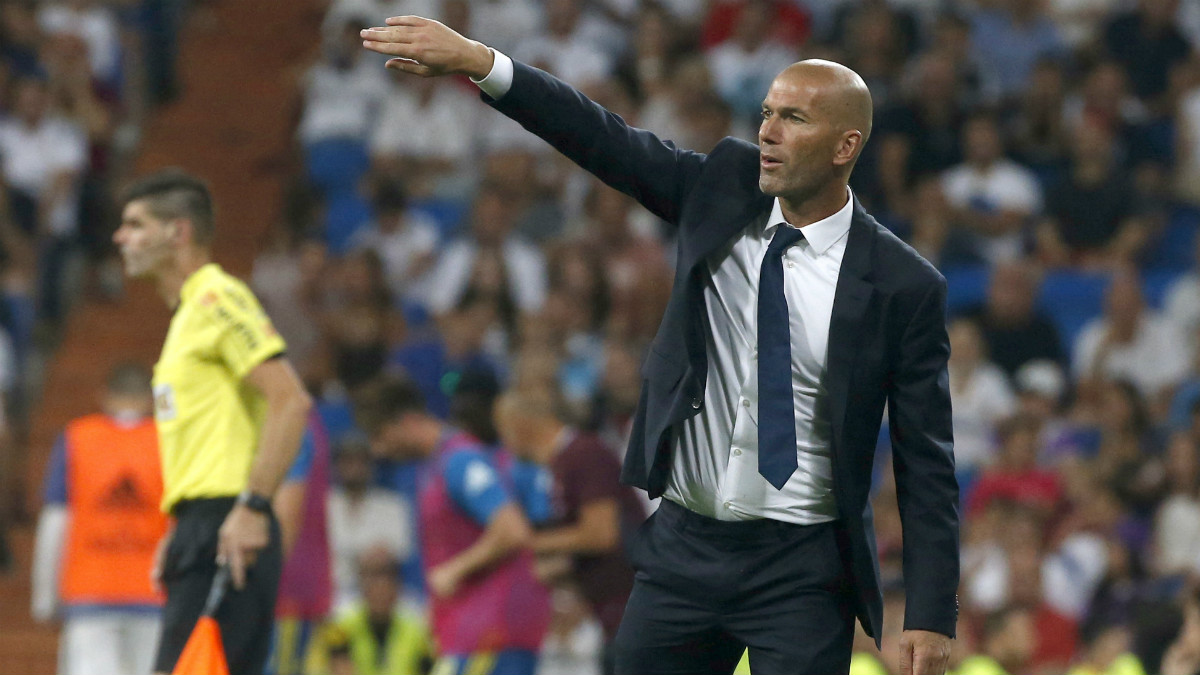 Zidane da instrucciones en el partido ante el Celta. (EFE)