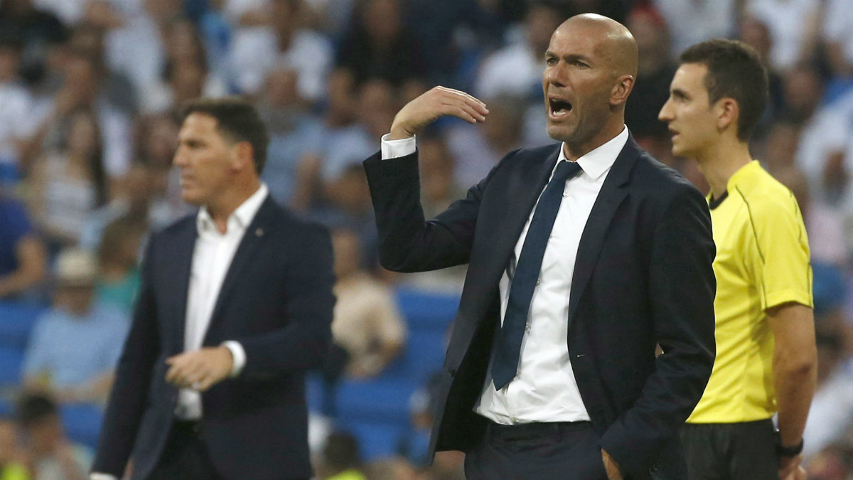 Zidane da instrucciones en el partido ante el Celta. (EFE)