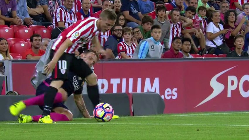 Iker Muniain, en el momento de la acción con Rakitic.