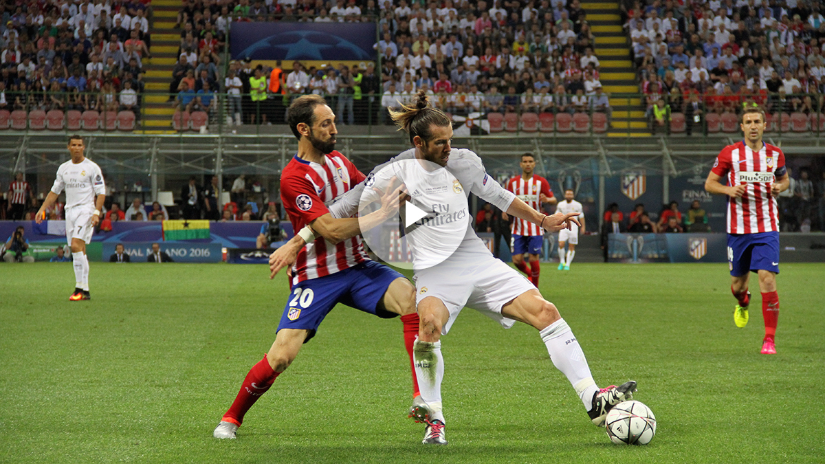 Bale controla un balón ante Juanfran. (Enrique Falcón)