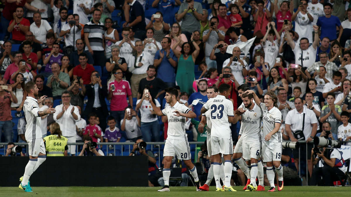 Los jugadores del Real Madrid celebran un gol en el Santiago Bernabéu. (Getty)