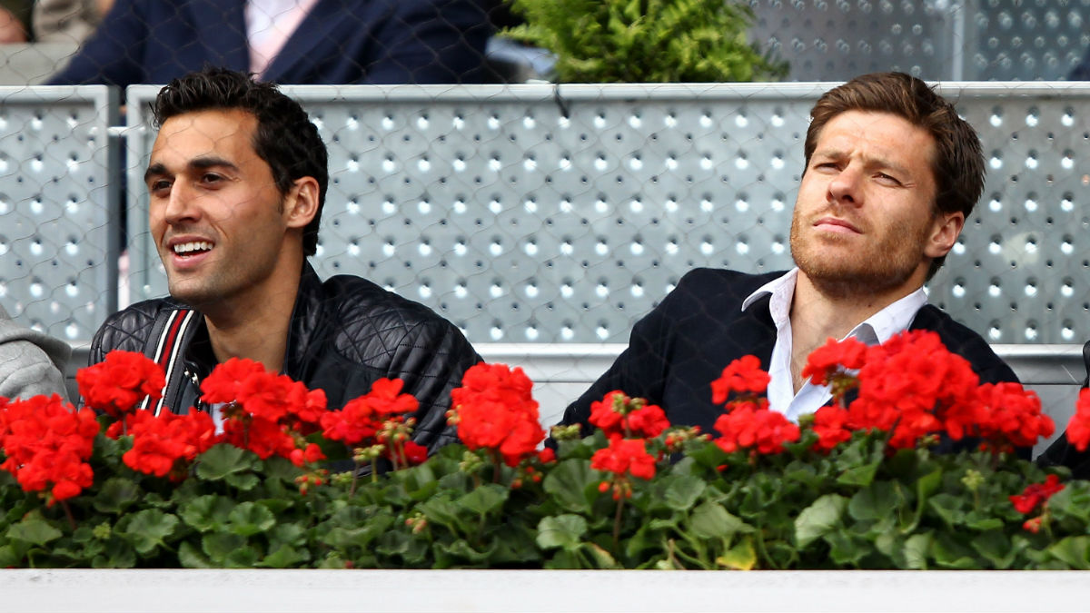 Xabi Alonso felicita a Arbeloa por su fichaje por el West Ham. (Getty)