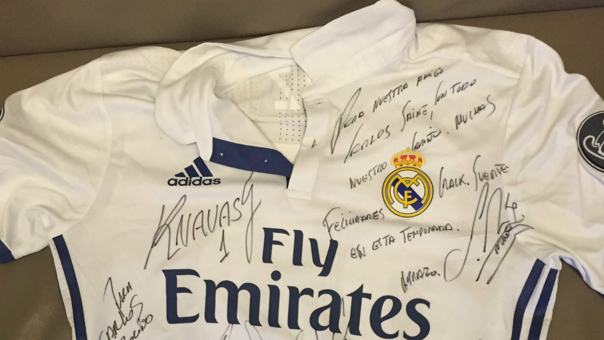 Esta es la camiseta que el Madrid regaló a Carlos Sainz. (Twitter)