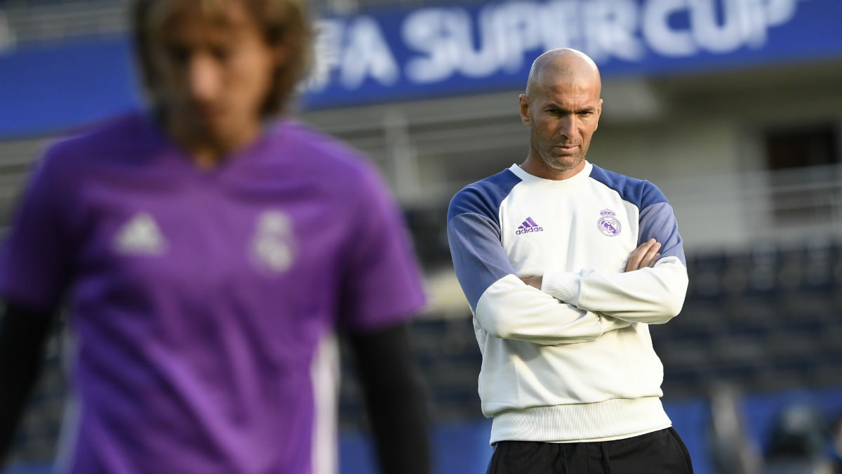 Zidane mira a Modric en un entrenamiento. (AFP)