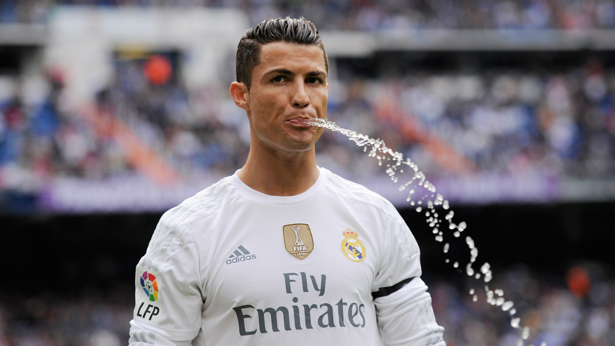 Cristiano escupe agua en un partido en el Bernabéu. (Getty)